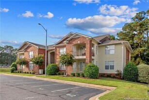 401 Meadowland Ct in Hope Mills, NC - Building Photo