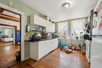 5049 Spruce St in Philadelphia, PA - Building Photo - Interior Photo