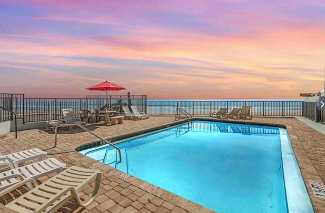 1404 N Atlantic Ave in Daytona Beach, FL - Foto de edificio - Building Photo