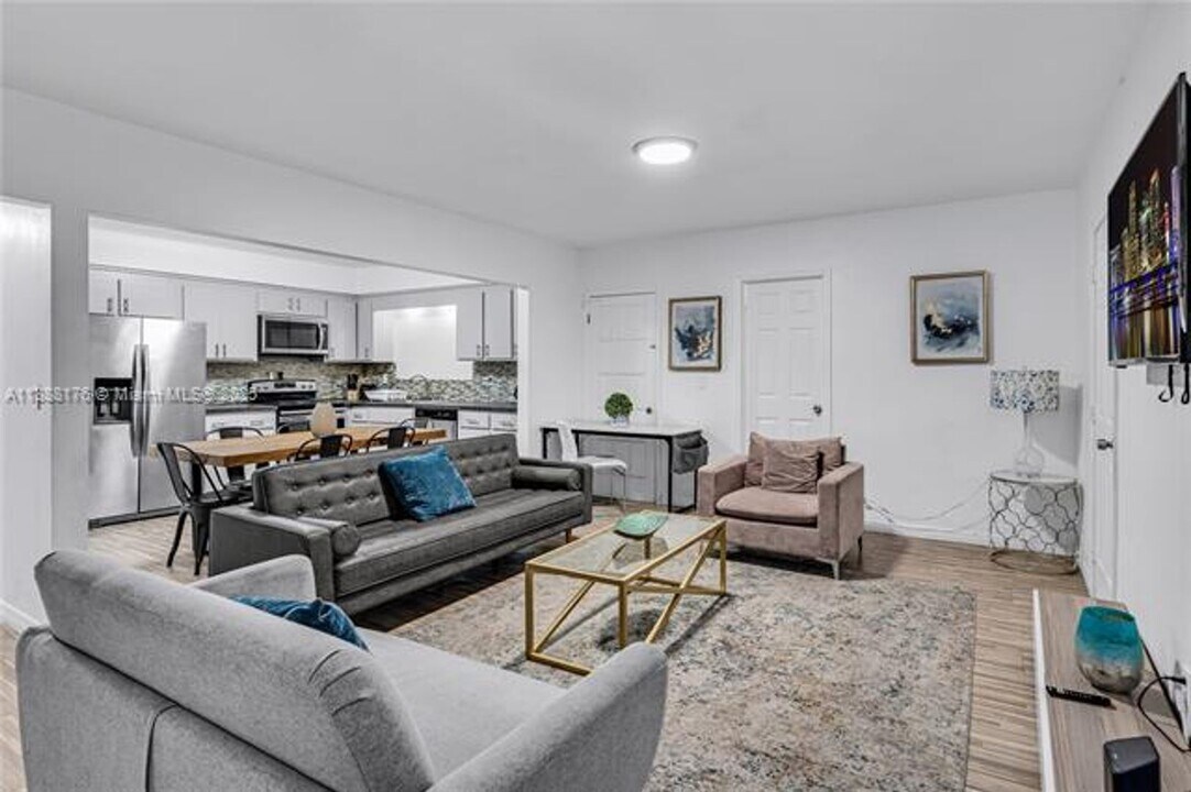 977 SW 10th St in Miami, FL - Building Photo