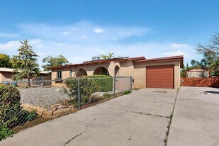 2702 Avenida Del Sol in Santa Fe, NM - Building Photo
