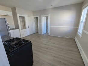 242 S High St in New Britain, CT - Building Photo - Building Photo