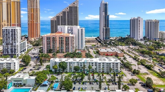 17560 Atlantic Blvd in Sunny Isles Beach, FL - Building Photo - Building Photo