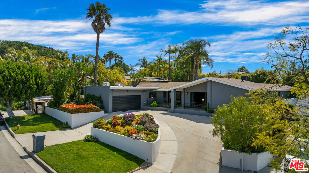 8400 Mulholland Dr in Los Angeles, CA - Building Photo