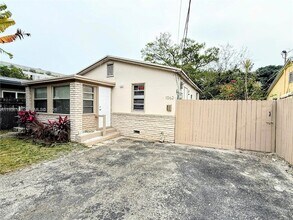 1062 NE 38th St in Oakland Park, FL - Building Photo - Building Photo