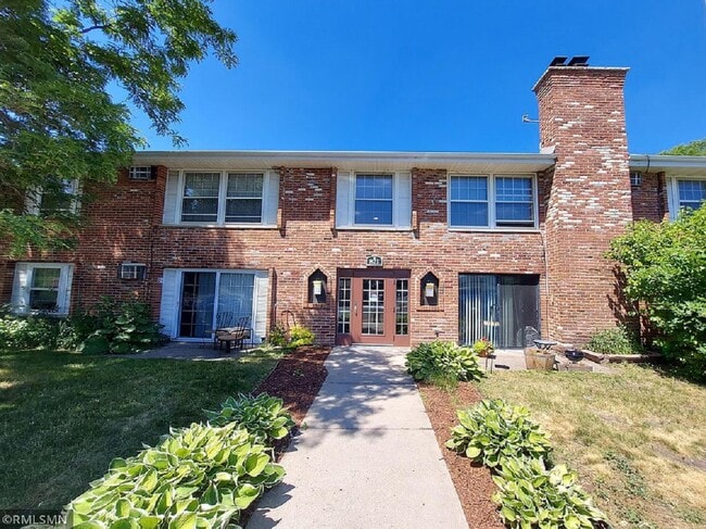 821 Smetana Rd, Unit 7 in Hopkins, MN - Foto de edificio - Building Photo