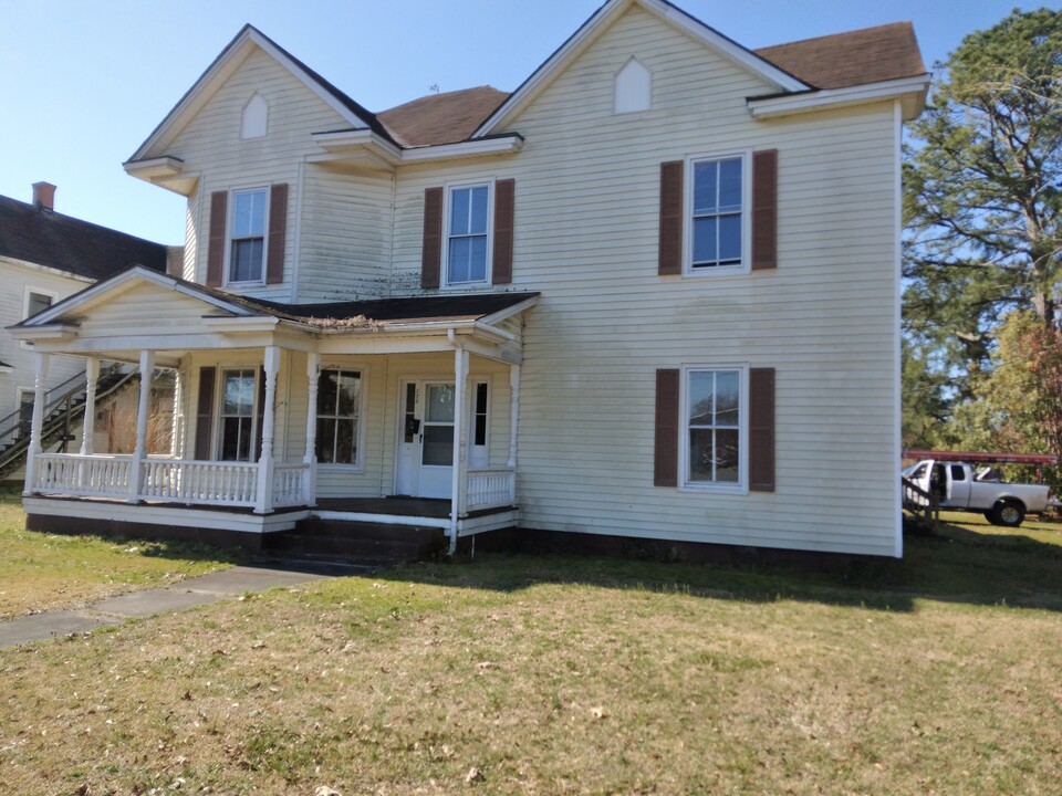 325 Church St W in Ahoskie, NC - Foto de edificio