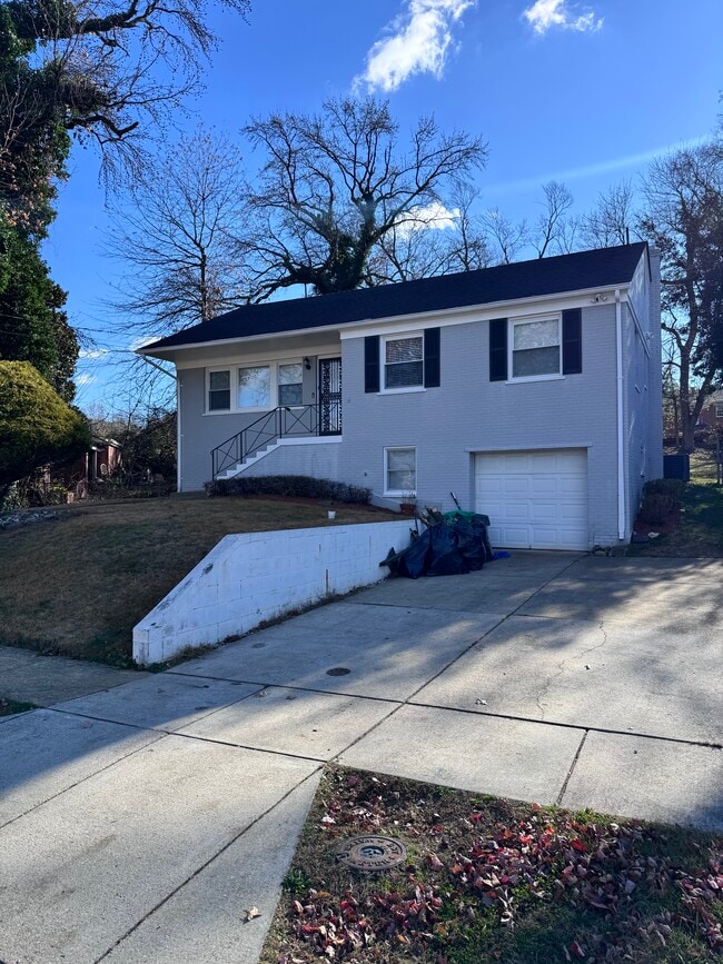 2409 Afton St in Temple Hills, MD - Foto de edificio - Building Photo