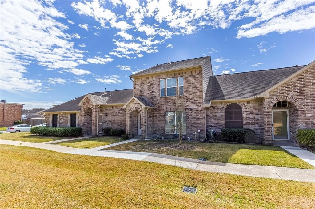 988 Birnham Woods Blvd in Pasadena, TX - Building Photo
