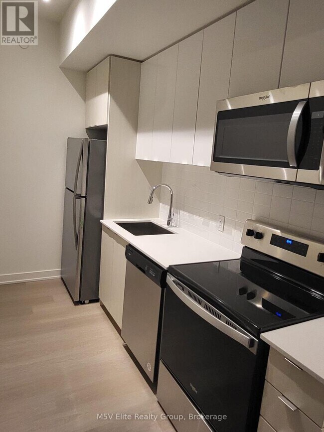 859 The Queensway in Toronto, ON - Building Photo - Building Photo