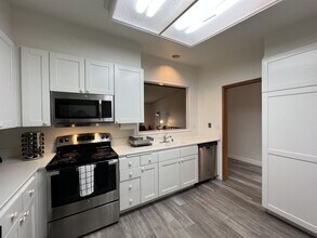 8860 Villa La Jolla Dr in La Jolla, CA - Building Photo - Building Photo