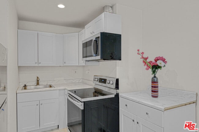 7705 Baird Ave in Los Angeles, CA - Building Photo - Building Photo