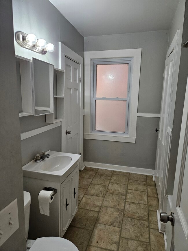 108 2nd St in Montague, MA - Building Photo - Building Photo