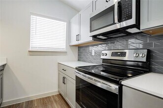 523 N Ewing Ave in Dallas, TX - Foto de edificio - Building Photo