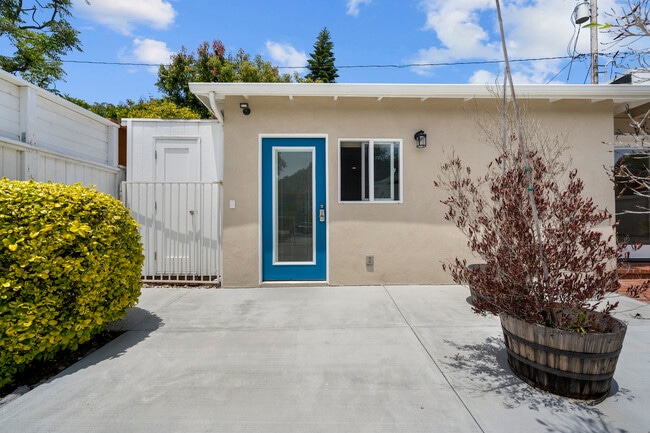 825 Calle de Arboles in Redondo Beach, CA - Foto de edificio - Building Photo