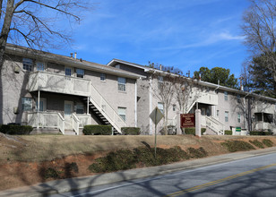 Peachtree Hills Court Apartments in Atlanta, GA - Building Photo - Building Photo