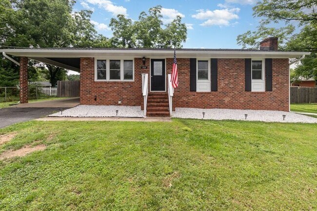 203 Pecan Ln in Fredericksburg, VA - Foto de edificio - Building Photo