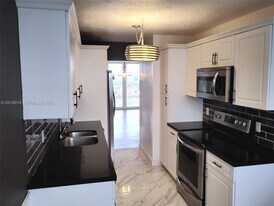250 Jacaranda Dr in Plantation, FL - Building Photo