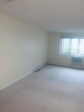 9 Hallmark Gdns, Unit 9  hallmark  unit 9 in Burlington, MA - Foto de edificio - Building Photo