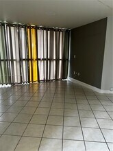 7035 NW 186th St in Hialeah, FL - Building Photo - Building Photo