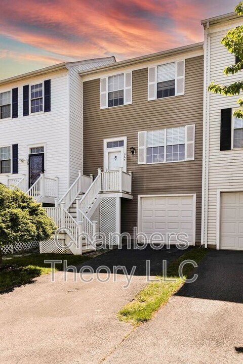 565 Radford Terrace NE in Leesburg, VA - Building Photo