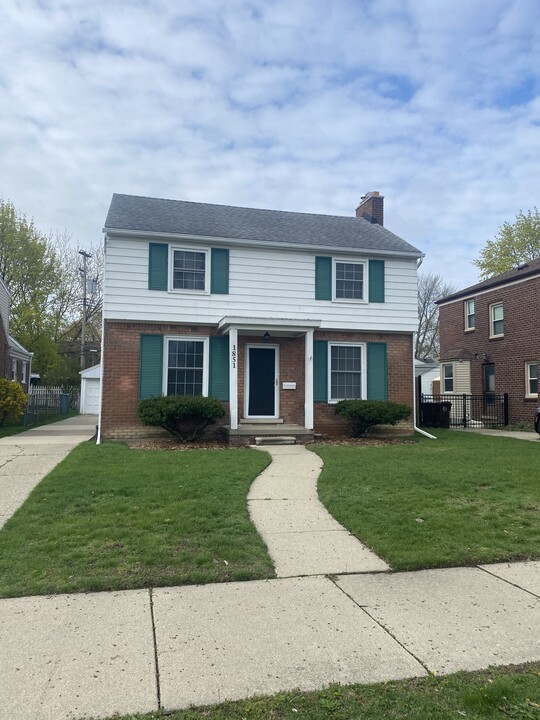1851 Country Club Dr in Grosse Pointe Woods, MI - Building Photo