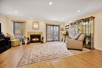 4 Stanford Ct in Wantagh, NY - Building Photo - Building Photo