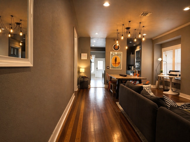 326 Queen Anne Ct in San Antonio, TX - Building Photo - Building Photo