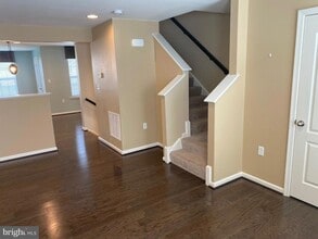 37 Cecily Way in Ranson, WV - Foto de edificio - Building Photo