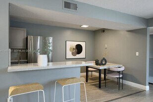 350 Palm Cir W in Pembroke Pines, FL - Building Photo