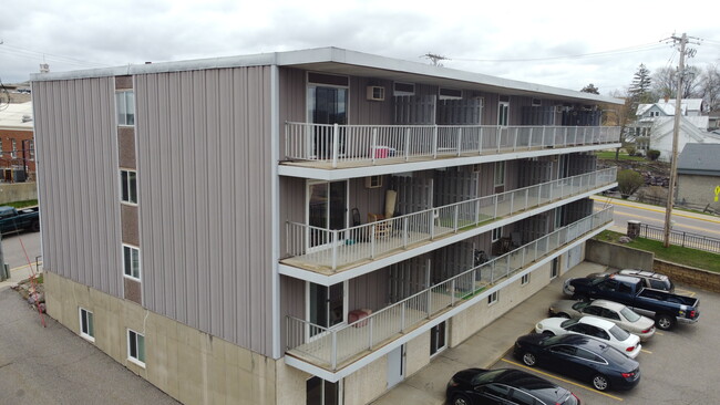 Riverview Tower Apartments in Baraboo, WI - Building Photo - Building Photo