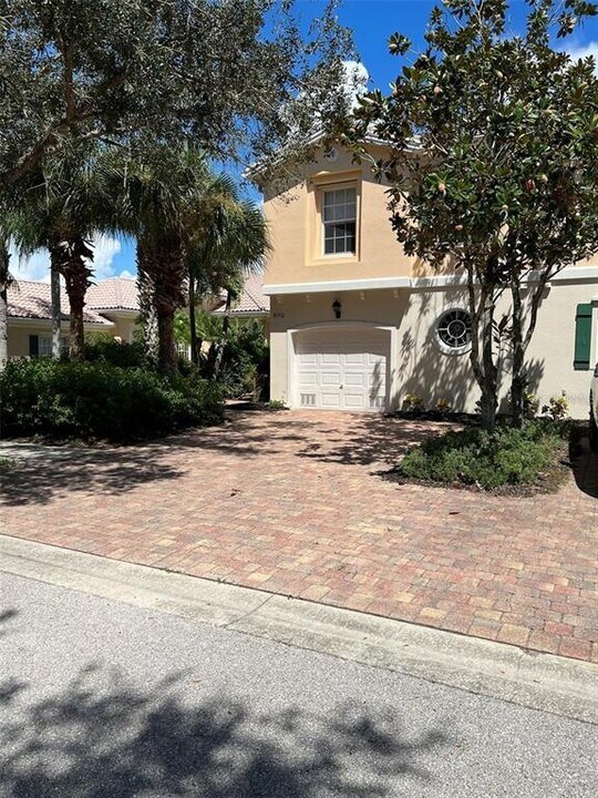 8110 Cardena Ln in Sarasota, FL - Building Photo