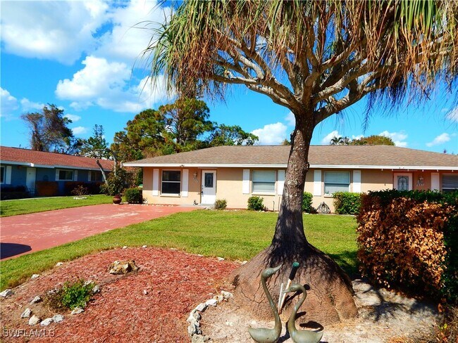 643 92nd Ave N in Naples, FL - Foto de edificio - Building Photo