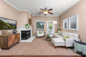 The Springs Of Indian Creek in Carrollton, TX - Foto de edificio - Building Photo