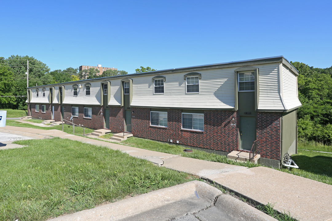 Green Village Townhomes in Kansas City, MO - Building Photo