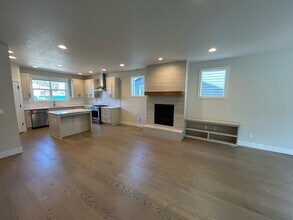 20211 Glen Vista Rd in Bend, OR - Building Photo - Building Photo