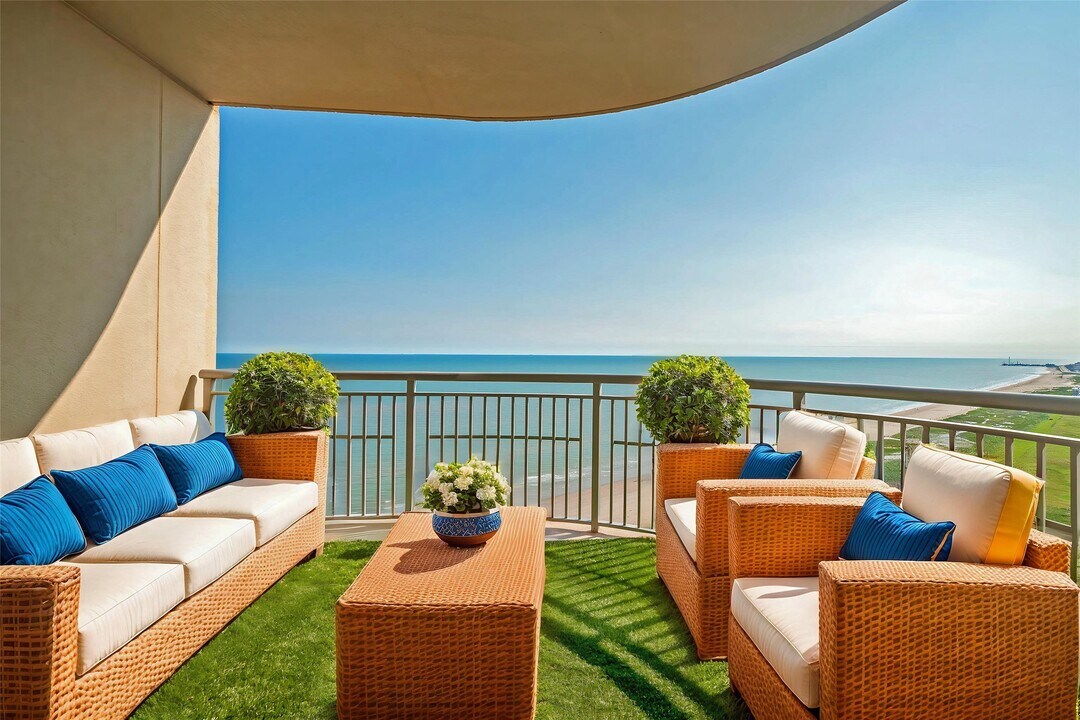 801 E Beach Dr in Galveston, TX - Building Photo