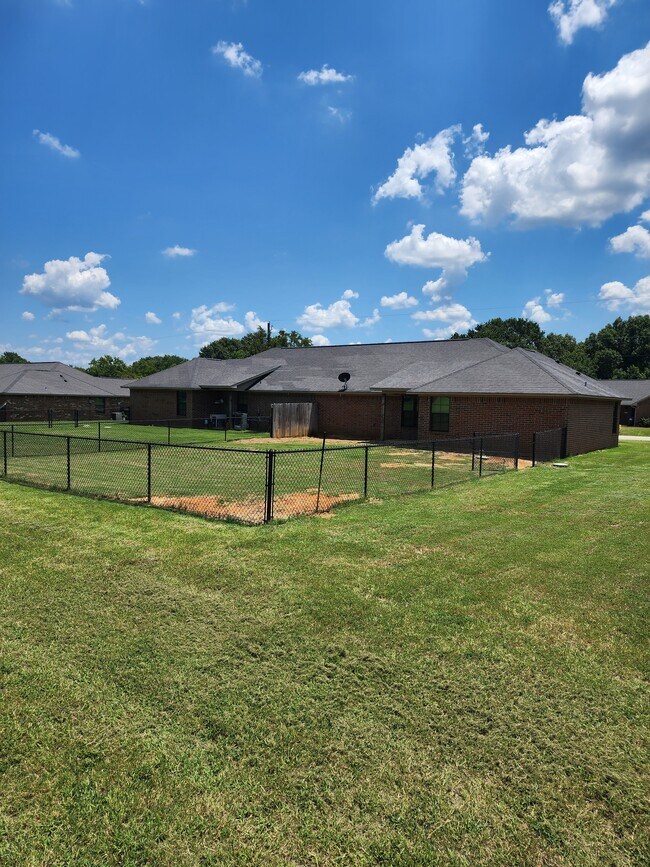 13372 Country Meadow Ln in Lindale, TX - Foto de edificio - Building Photo