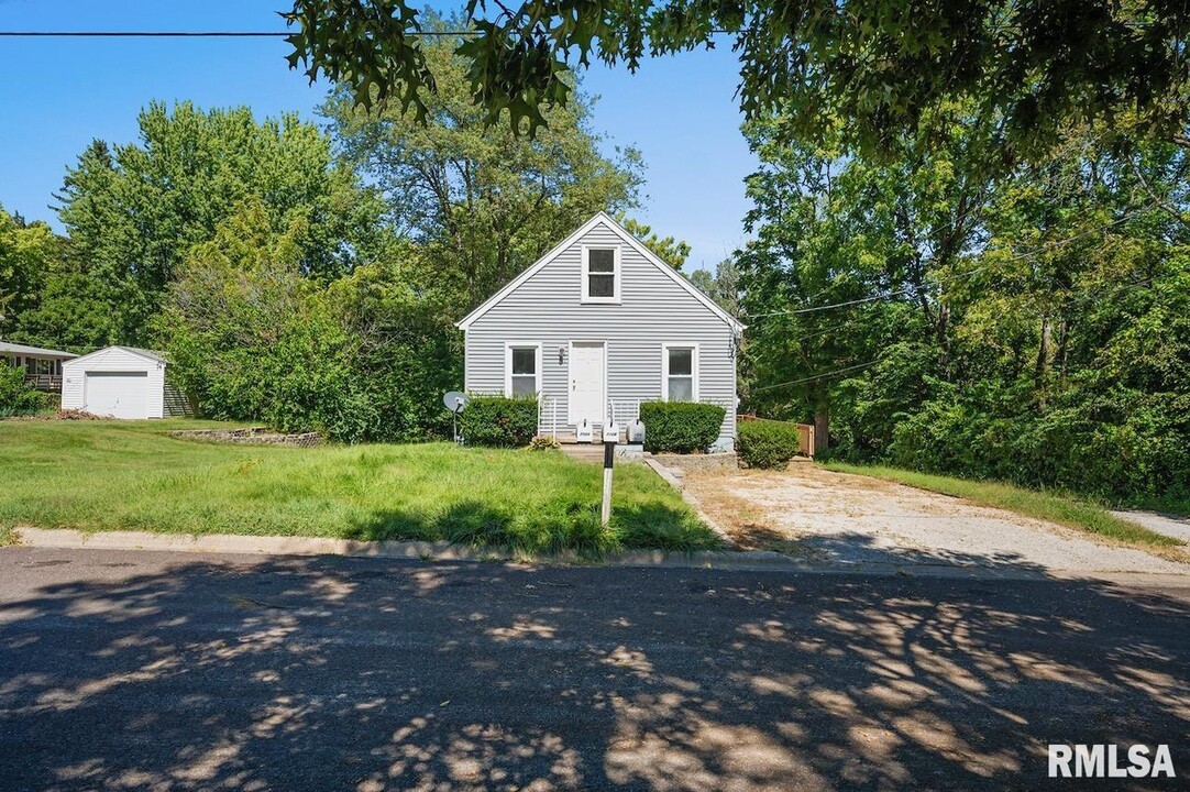 701 Hatterman St in Bartonville, IL - Building Photo