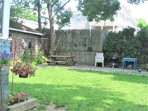 81 Bartlett St, Unit 1 in Somerville, MA - Foto de edificio - Building Photo