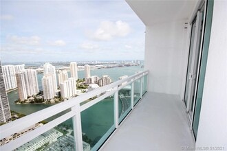 950 Brickell Bay Dr, Unit 5208 in Miami, FL - Building Photo - Building Photo