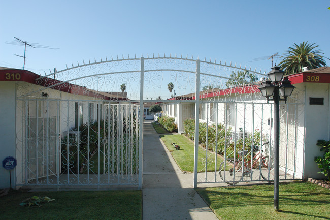 204 E Broadway in San Gabriel, CA - Foto de edificio - Building Photo