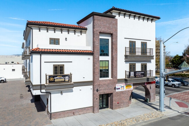 Gateway Apartments in Santa Maria, CA - Foto de edificio - Building Photo