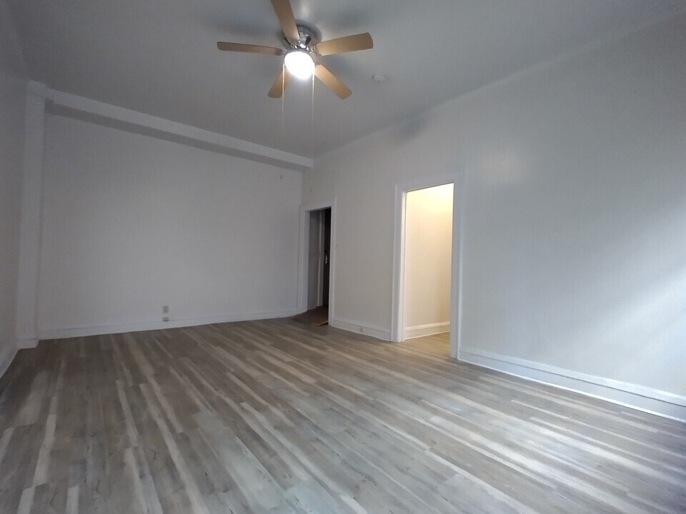 5481 S Cornell Ave, Unit 101 in Chicago, IL - Foto de edificio