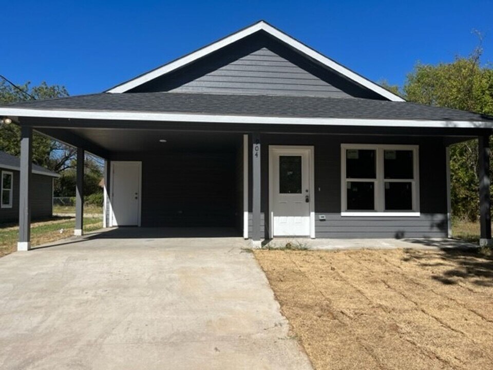 1115 Charlie's Dr in Commerce, TX - Building Photo