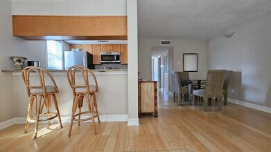 2525 West Bay Dr, Unit B24 in Belleair Bluffs, FL - Foto de edificio - Building Photo