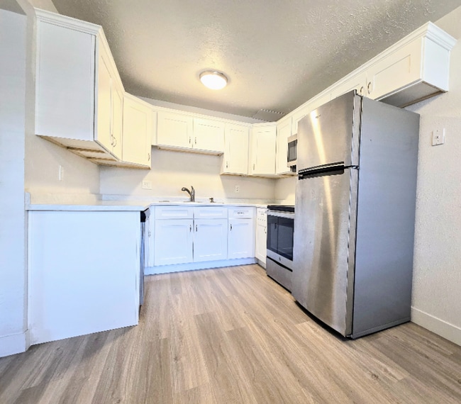 8707 S 620 E in Sandy, UT - Foto de edificio - Building Photo