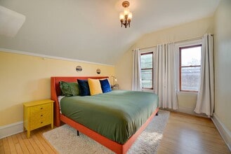 127 W Lloyd St, Unit Brewers Hill Retreat in Milwaukee, WI - Building Photo - Building Photo