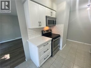 163 Chandler Dr in Kitchener, ON - Building Photo - Building Photo