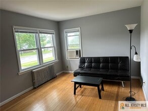 351 Metlars Ln in Piscataway, NJ - Building Photo - Building Photo
